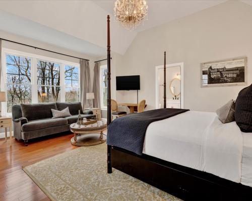 The South Mountain Inn bedroom suite